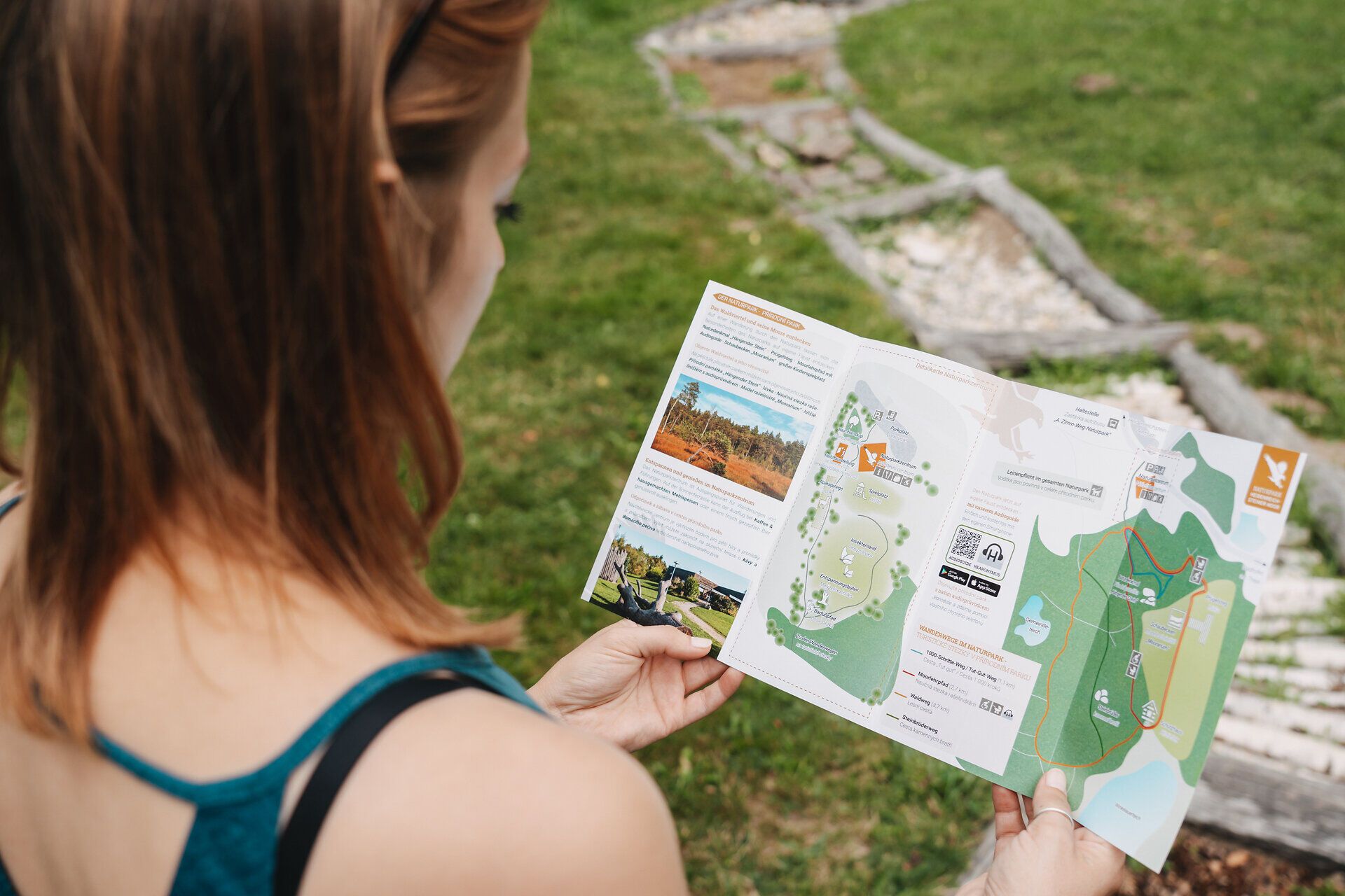 Inmitten der üppigen Natur des Naturparks Heidenreichsteiner Moor entfaltet sich eine Oase der Ruhe. Die sanften Hügel und das glitzernde Wasser laden dazu ein, die Seele baumeln zu lassen und die frische Luft zu genießen. Hier kann man die Schönheit der Natur in vollen Zügen erleben und sich von der Vielfalt der Pflanzen und Tiere verzaubern lassen.