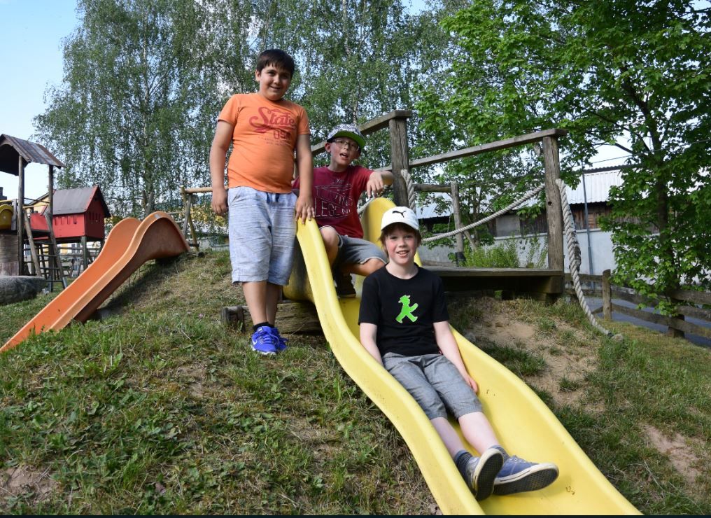 Rutsche-gr. Kinderspielplatz