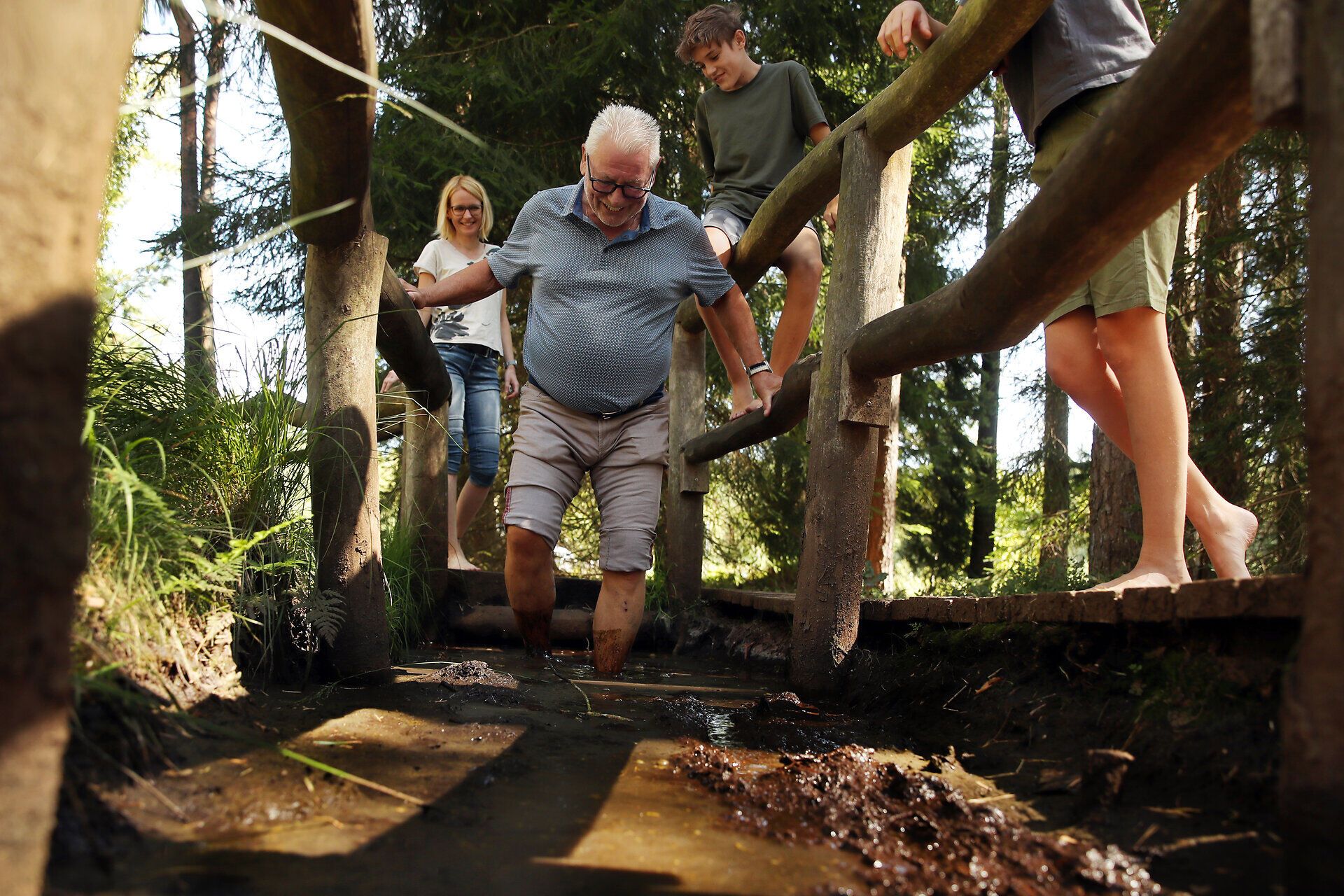 Ein Mann geht durch die Moortretanlage im Naturpark Heidenreichsteiner Moor. 