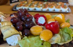 Ein Buffet mit kalten Speisen 