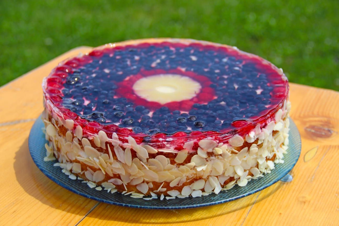 Eine Obsttorte mit Heidelbeeren und Himbeeren auf einem Tisch