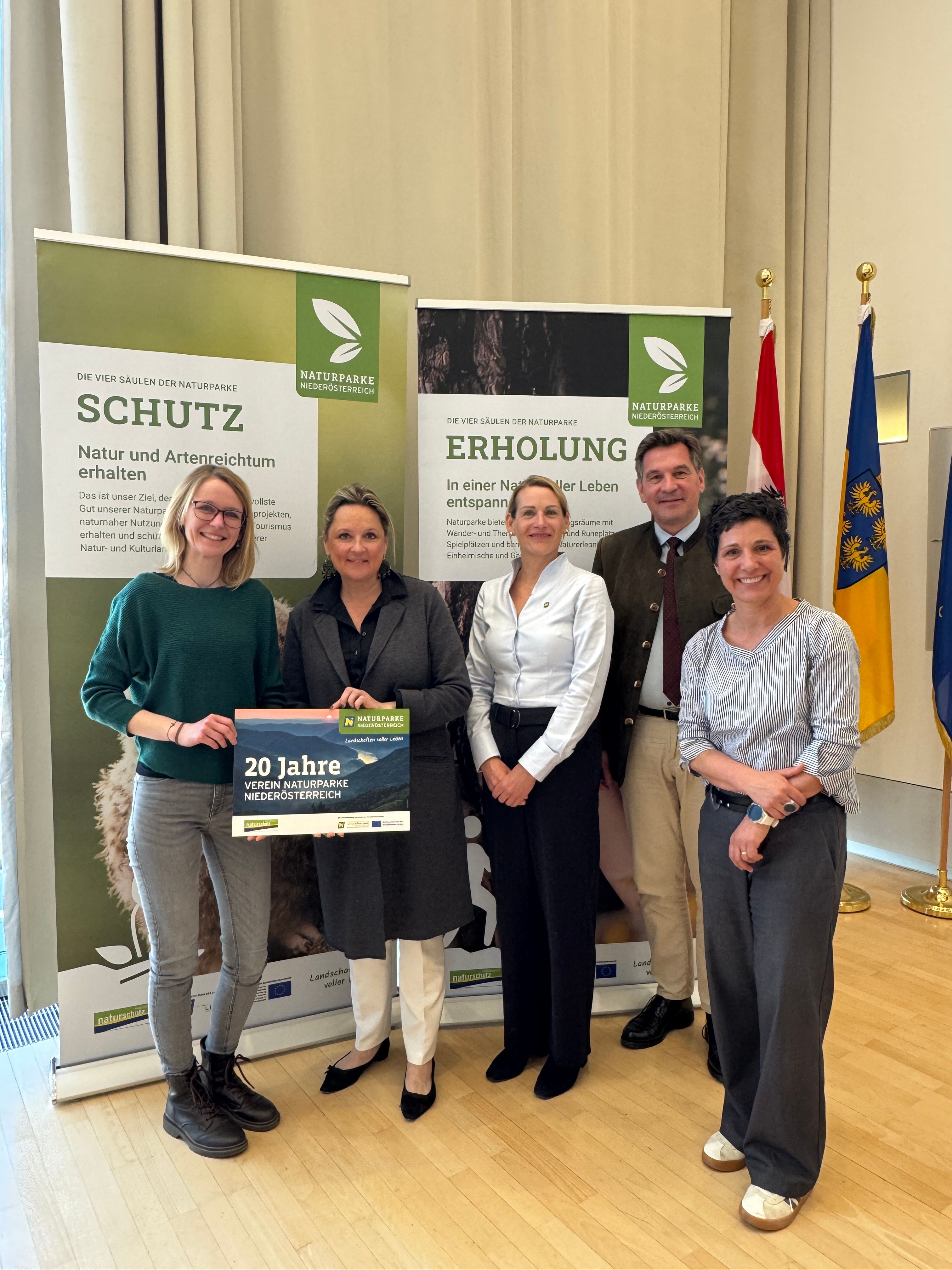 5 Menschen mit einer Tafel mit der Aufschrift "20 Jahre Naturparke Niederösterreich"