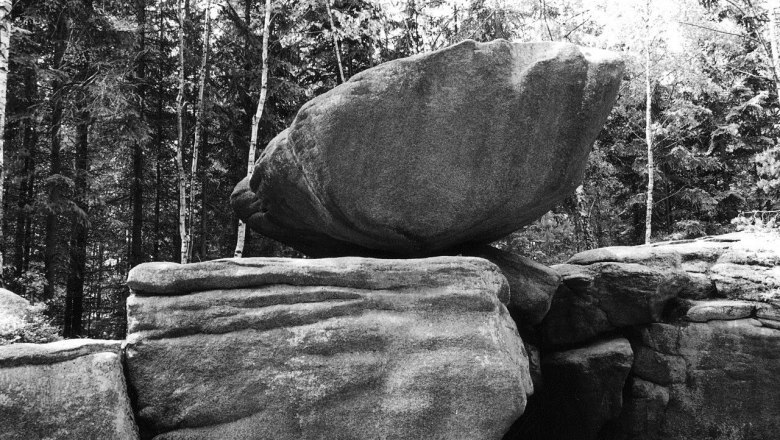 Natural monument “Hanging Stone“, © Naturpark Heidenreichsteiner Moor