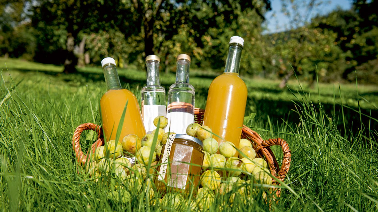 Fruchsäfte und Schnäpse in einem Korb