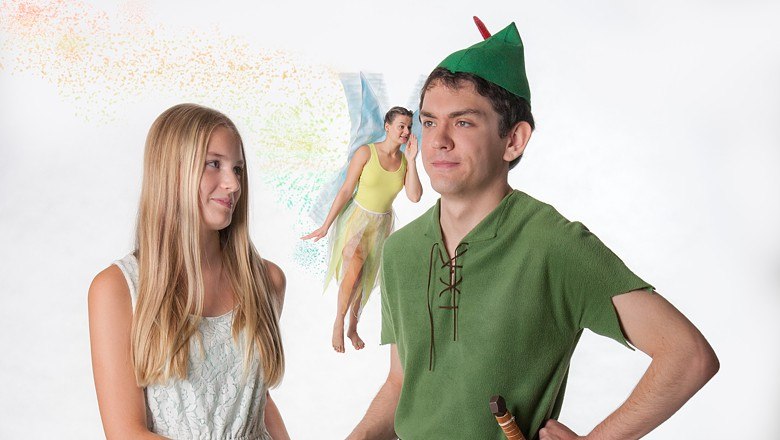 Drei Personen in Peter-Pan-Kost&uuml;men, eine als Peter Pan, eine als Wendy und eine als Tinkerbell verkleidet.