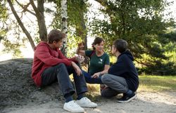 Eine Naturvermittlerin erklärt zwei Burschen etwas rund um den Naturpark Heidenreichstein. 