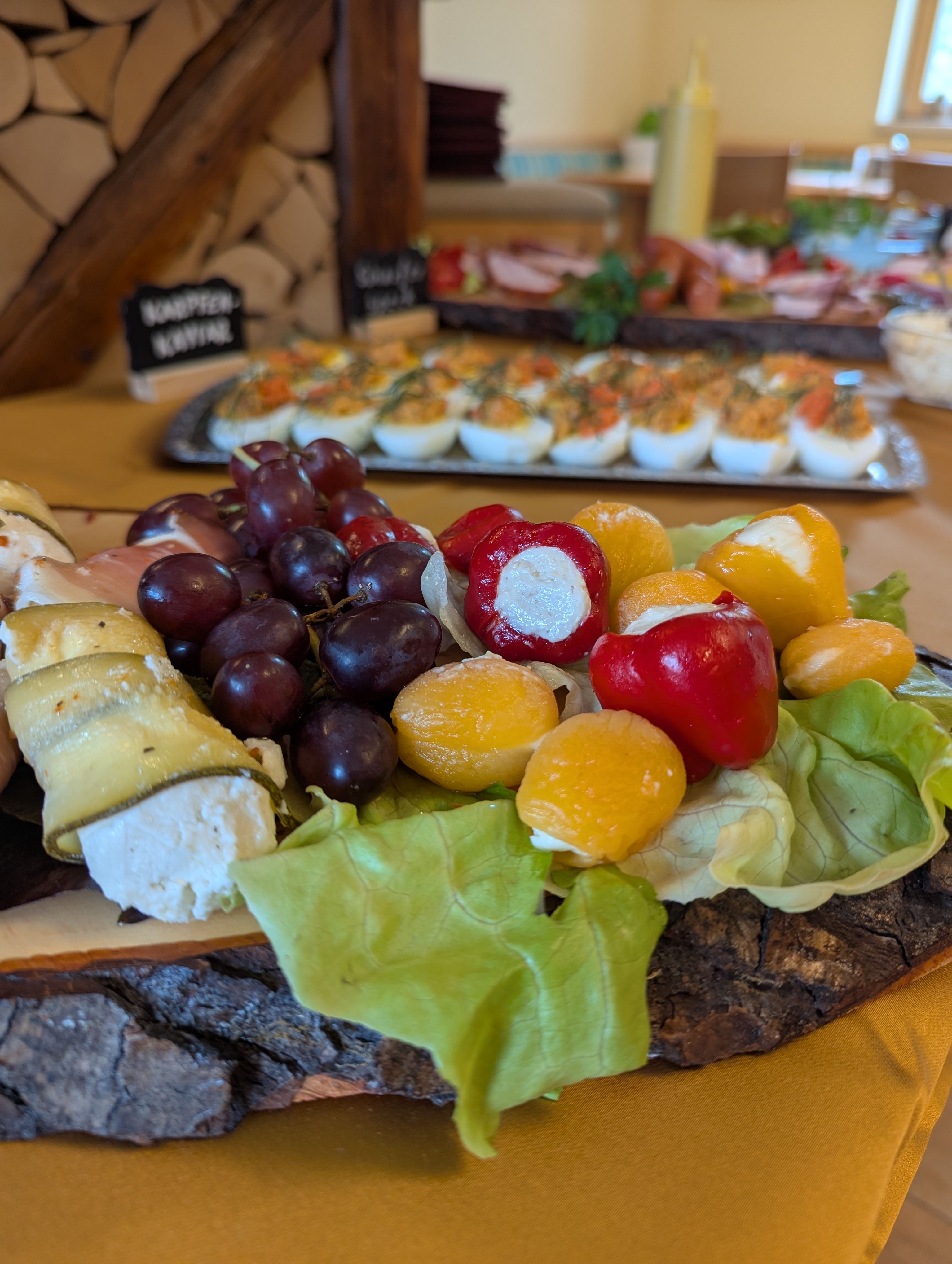Ein Buffet mit kalten Speisen 