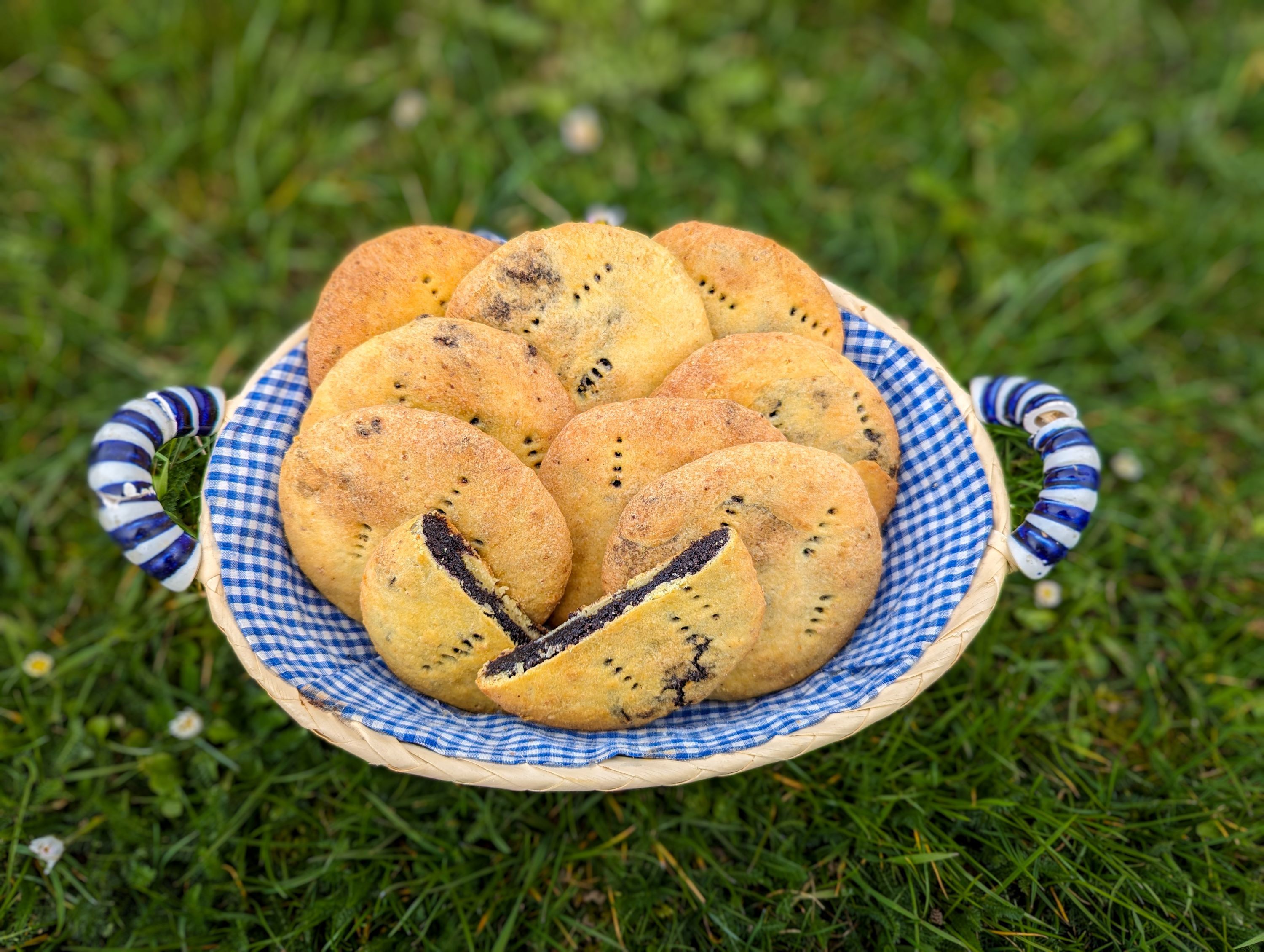 Hausgemachte Mohnzelten in einem Körbchen