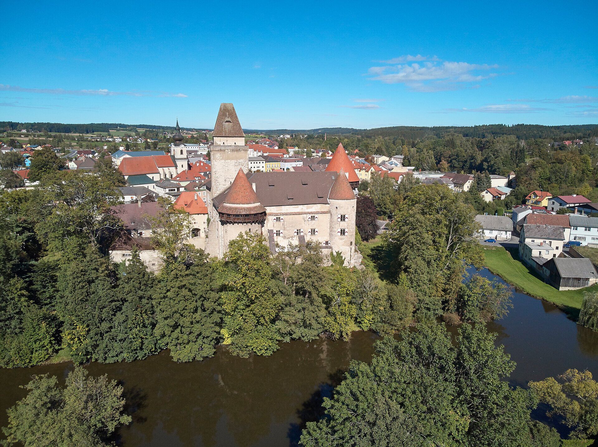 Umgeben von üppigem Grün und sanften Wellen des Wassers, erhebt sich die majestätische Burg Heidenreichstein stolz über die Landschaft. Ihre Türme und Zinnen erzählen Geschichten aus vergangenen Zeiten und laden dazu ein, die Geheimnisse der Geschichte zu erkunden. Ein perfekter Ort für einen unvergesslichen Ausblick und entspannte Stunden in der Natur.