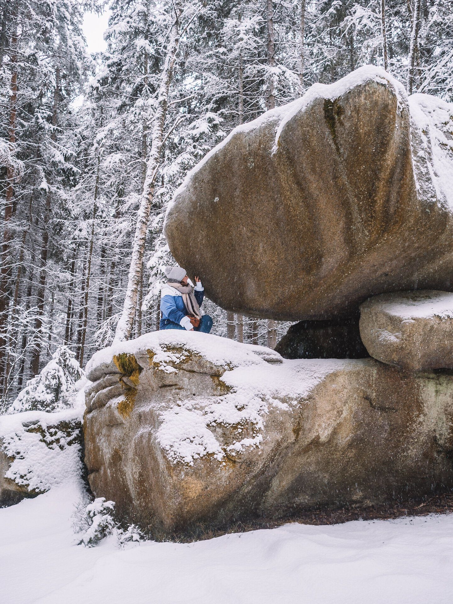 Inmitten einer winterlichen Märchenlandschaft erhebt sich ein majestätischer Felsen, umgeben von schneebedeckten Bäumen. Die frische, klare Luft lädt zu einem unvergesslichen Winterwandern ein, während die Stille der Natur eine beruhigende Atmosphäre schafft.