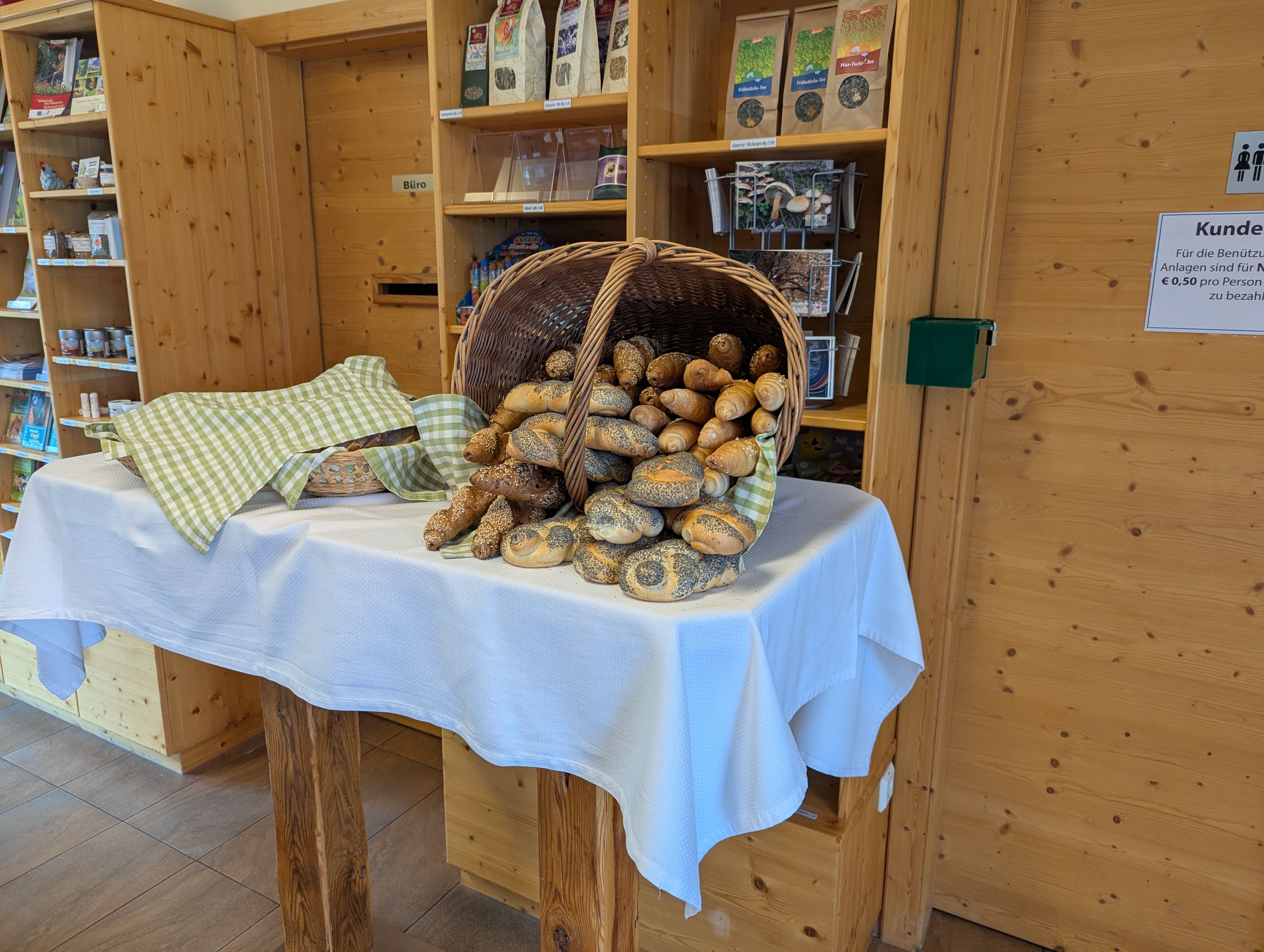 Ein Korb mit Gebäck auf einem Tisch